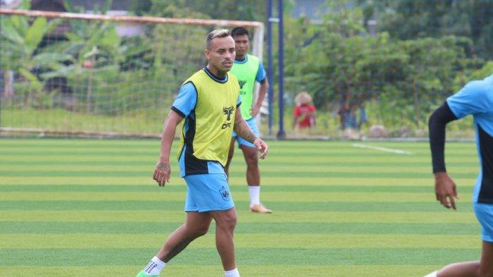 Fernandinho, pemain PSIS Semarang saat jalani latihan bersama tim di Lapangan Wisesa Mranggen Demak belum lama ini.