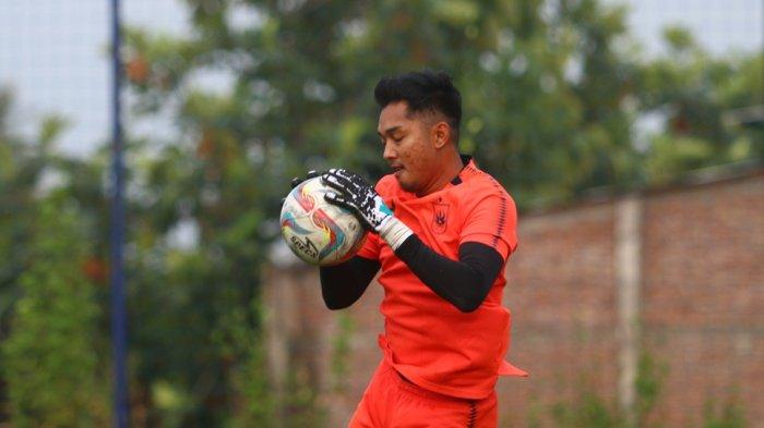 Aksi Rizki Darmawan dalam latihan PSIS Semarang di Lapangan Wisesa Mranggen, Rabu (27/3/2024)
