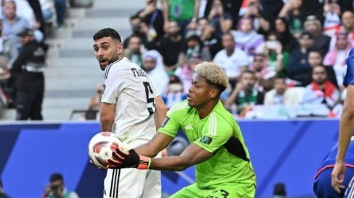 Aksi kiper timnas Jepang, Zion Suzuki, dalam laga Grup D Piala Asia 2023 melawan Irak di Stadion Education City, Doha, pada Jumat (19/1/2024). Zion Suzuki mengaku dilecehkan secara rasial di media sosial setelah ia melakukan keselahan pada dua laga Piala Asia 2023.