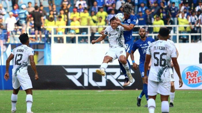 Aksi pemain PSIS Semarang Alfendra Dewangga Santosa berebut bole dengan pemain Borneo FC Adam Alis dalam laga lanjutan BRI Liga 1 2023/2024 pekan kelima di Stadion Jatidiri Semarang, Jumat (28/7/2023)