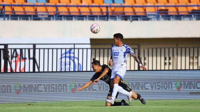 Aksi pemain PSIS Semarang Gali Freitas (Putih) saat berebut bola dengan lawan pada laga kontra Dewa United di pekan ke-4 BRI Liga 1 2024/2025 di Stadion Si Jalak Harupat Bandung, Rabu (11/9/2024)