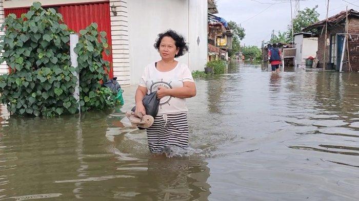 Aktivitas Warga Saat Banjir di Kecamatan Jari Kabupaten Kudus.