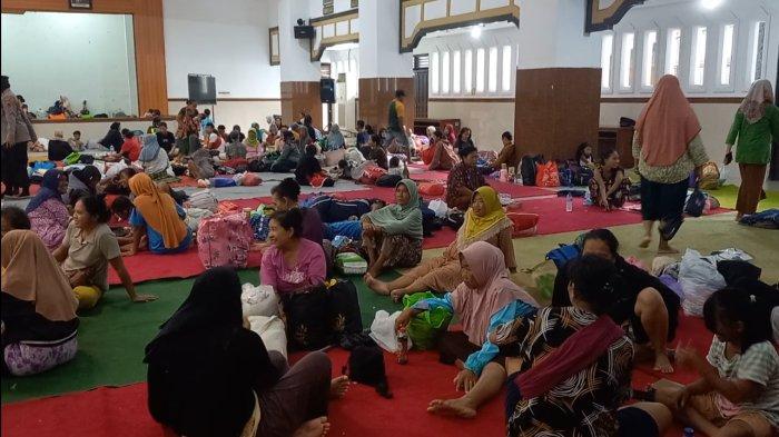 Aktivitas pengungsi korban banjir di posko pengungsian DPRD Kudus, Minggu (17/3/2024).