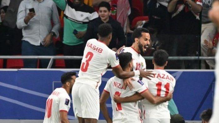 Yazan Al-Naimat, merayakan gol yang dicetaknya saat semifinal Piala Asia 2023 antara Yordania vs Korea Selatan di Stadion Ahmad bin Ali pada 6 Februari 2024.