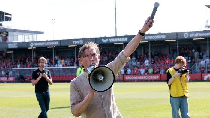 Alex Pastoor saat menjadi pelatih Almere City pada 19 Mei 2024 menghadapi NEC Nijmegen.