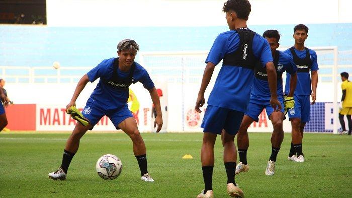 Alfeandra Dewangga saat menjalani sesi official training bersama rekan setimnya di Stadion Jatidiri, Sabtu (15/7/2023) - TRIBUN JATENG/ Franciskus Ariel Setiaputra