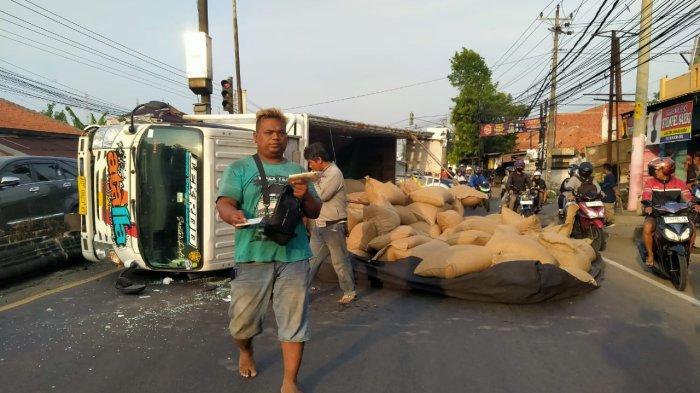Anggota Babinsa Koramil Wiradesa bersama anggota Satlantas Polres Pekalongan saat mengevakuasi kacang tanah yang tersebar di tengah jalan Wiradesa saat truk terguling.