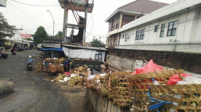 Petugas sedang mengemas sampah ke bak truk di TPS Pasar Bitingan Kudus, Kamis (25/4/2024).
