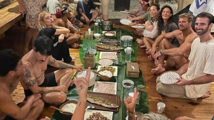 Potret Anthony Kiedis Vokalis Red Hot Chili Peppers Liburan di Mentawai