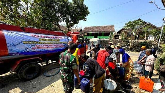 Antusias warga Rembang yang terdampak bencana kekeringan menerima penyaluran air bersih dari PT Semen Gresik dan BPBD Rembang.