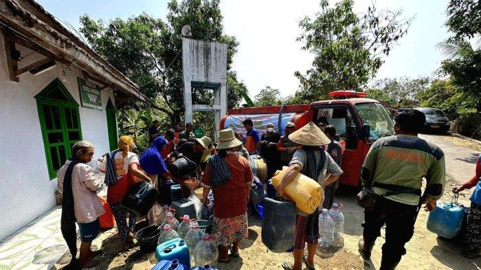 Antusias warga Rembang yang terdampak bencana kekeringan menerima penyaluran air bersih dari PT Semen Gresik dan BPBD Rembang.