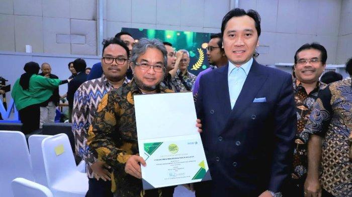 PRESTASI KILANG CILACAP - Cecep Supriyatna, Area Manager Communication, Relations & CSR Kilang Cilacap secara simbolis menerima Anugerah Avirama Nawasena (AAN) 2025 kategori Social Change Innovation program Masyarakat Mandiri Kutawaru (Mamaku). Anugerah itu diterima saat puncak HUT ke-21 SBM ITB di Jakarta, Kamis (6/2/2025).