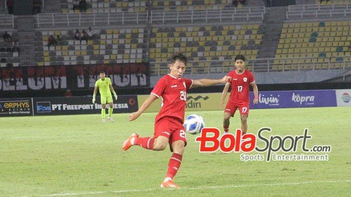 Pemain Timnas U19 Indonesia Arlyansyah Abdulmanan sedang melakukan tendang di Stadion Gelora Bung Tomo, Surabaya, Jawa Timur, Rabu (17/7/2024).