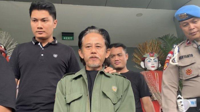 Artis Epy Kusnandar menjalani pemeriksaan kesehatan berkait kasus dugaan penyalahgunaan narkoba jenis ganja di Mapolres Metro Jakarta Barat, Sabtu (11/5/2024).
