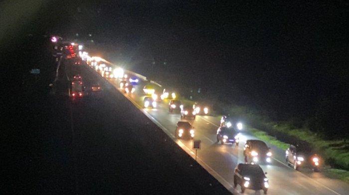 Situasi kepadatan arus balik di ruas Tol Bawen-Ungaran, KM427B, Susukan, Ungaran Timur, Kabupaten Semarang, Jumat (4/4/2025) petang. Kepadatan biasanya terjadi saat malam hari, seperti malam sebelumnya. (TRIBUN JATENG/REZA GUSTAV)