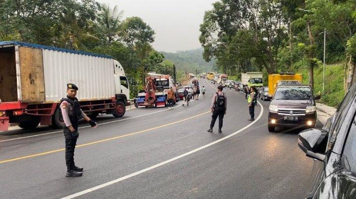Arus lalu lintas di tanjakan dan tikungan Kalimalang, Kecamatan Jambu, Kabupaten Semarang padat merayap seusai kecelakaan yang melibatkan sebuah truk bermuatan surat suara, Sabtu (6/1/2024) sore.