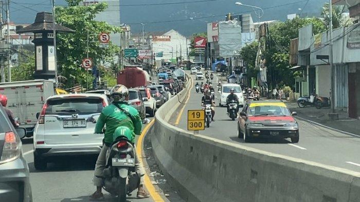 Arus lalu lintas padat merayap di jalur Semarang-Solo, wilayah Bandarjo, Ungaran, Kabupaten Semarang, Sabtu (6/4/2024) siang.