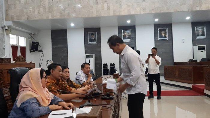 AUDIENSI PKL - Komisi B DPRD Kota Semarang menerima audiensi PKL KIW di Ruang Rapat Paripurna DPRD Kota Semarang, Rabu (5/3/2025). Dewan mendesak pemerintah memberikan solusi secepatnya sebelum Lebaran 2025.