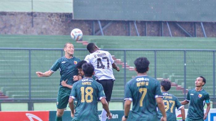 Penggawa Persikab Azamat Abdullaev duel di udara dengan Donni Monim (Malut United) pada pertandingan lanjutan Liga 2 2023-2024 antara Persikab vs Malut United di Stadion Siliwangi Bandung, Jumat (13/10/2024).