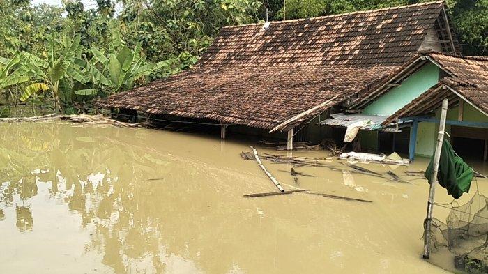 BANJIR - Banjir di Desa Bakah, Kecamatan Kunduran, Kabupaten Blora, air setinggi atap rumah, Selasa (20/5/2025).(Iqbal/Tribunjateng)