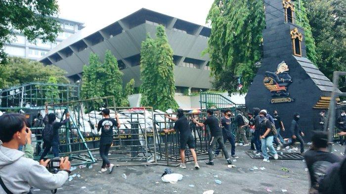 BENTROK - Massa aksi dan pasukan Polda Jateng bentrok saat massa menggelar aksi May Day di depan Kantor Gubernur Jateng, Kamis (1/5/2025). (TRIBUN JATENG/BUDI SUSANTO)