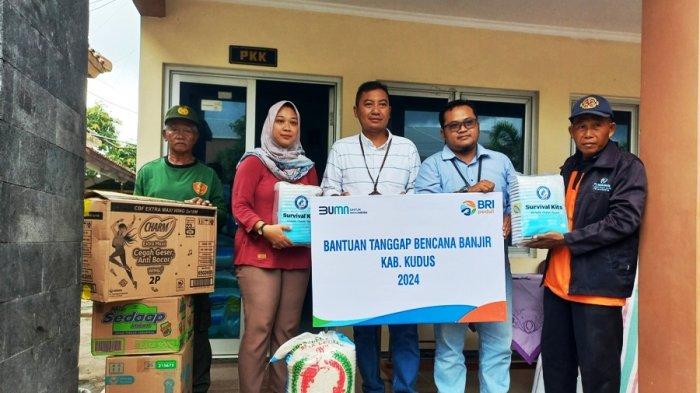 Penyerahan bantuan dari BRI untuk pengungsi korban banjir di Posko Graha Mustika Kudus, Kamis (21/3/2024).