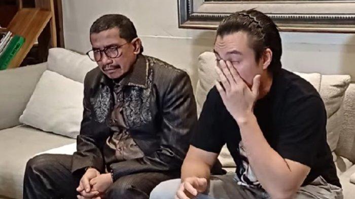 Aktor Baim Wong menangis saat mengungkap masalah rumah tangganya dengan Paula Verhoeven dalam jumpa pers di kantornya, Rabu (8/10/2024).
