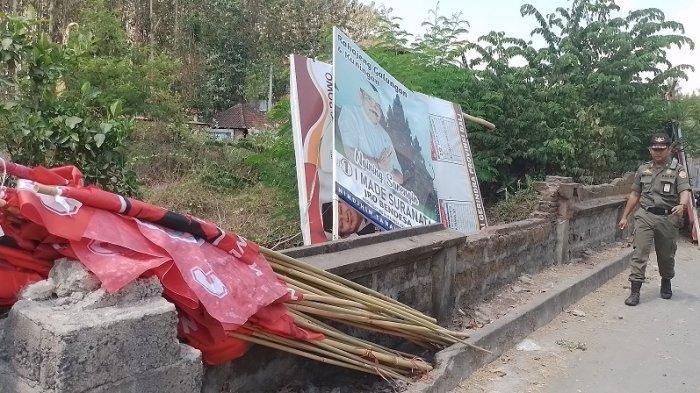 Baliho dan spanduk partai politik di sekitar jalan menuju SMKN 3 Sukawati Desa Batubulan, Kecamatan Sukawati, Gianyar, Bali, Selasa (31/10/2023).