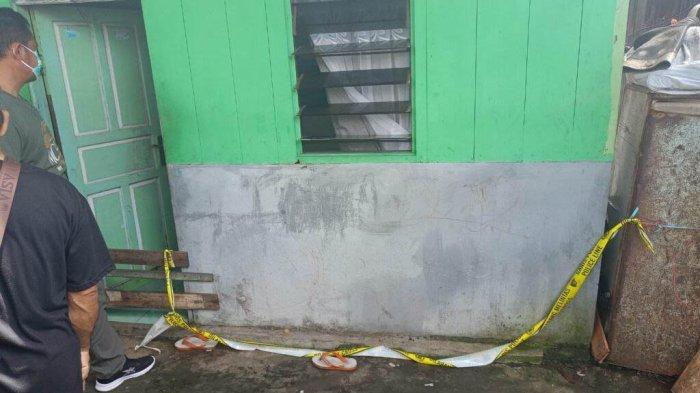 TKP kamar kos balita berusia sembilan bulan ditemukan memeluk jenazah ibunya yang telah meninggal dan membusuk selama tiga hari di kamar kos mereka di Smoker, Nabire, Papua Tengah, Kamis (29/08/2024) pagi.