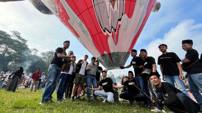 Balon udara motif gambar presiden RI milik Komunitas Balon Udara Kalikajar diterbangkan dalam Event Java Balloon Attraction di lapangan Taman Rekreasi Kalianget, Sabtu (3/8/2024).