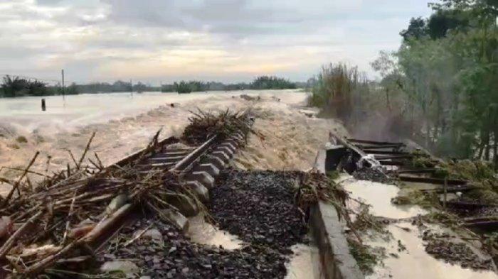 Banjir di Km 32+5/7 petak jalan antara Stasiun Gubug dan Stasiun Karangjati, wilayah Kabupaten Grobogan, Selasa (21/1/2025).
