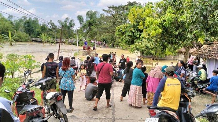 BANJIR - Banjir luapan Sungai Lusi di Dukuh Pipes, Desa Bergolo, Kecamatan Ngawen, memutus akses jalan Trembulrejo - Rowobungkul, Selasa (20/5/2025).