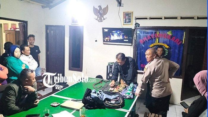Barang bukti 'Senjata' sarung dan senjata tajam yang diamankan dari sejumlah remaja di Boyolali.
