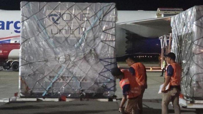 Barang logistik MotoGP tiba di Bandara Internasional Zainudin Abdul Madjid, Lombok, NTB, pada Selasa (3/10/2023).
