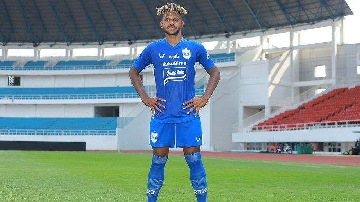 Barnabas Sobor tatkala masih berseragam PSIS Semarang. Kini dia menjadi pemain PSBS Biak.