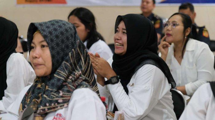 Bea Cukai Tanjung Emas, Kanwil Bea Cukai Jawa Tengah dan D.I. Yogyakarta dan Bea Cukai Semarang sosialisasikan ketentuan barang kiriman, barang bawaan, dan registrasi IMEI kepada 26 calon Pekerja Migran Indonesia yang akan berangkat ke luar negeri di Balai Pelayanan Pelindungan Pekerja Migran Indonesia (BP3MI) Jawa Tengah, Kamis (12/10/23).