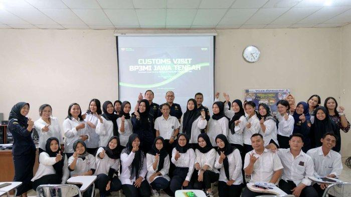 Bea Cukai Tanjung Emas, Kanwil Bea Cukai Jawa Tengah dan D.I. Yogyakarta dan Bea Cukai Semarang sosialisasikan ketentuan barang kiriman, barang bawaan, dan registrasi IMEI kepada 26 calon Pekerja Migran Indonesia yang akan berangkat ke luar negeri di Balai Pelayanan Pelindungan Pekerja Migran Indonesia (BP3MI) Jawa Tengah, Kamis (12/10/23).