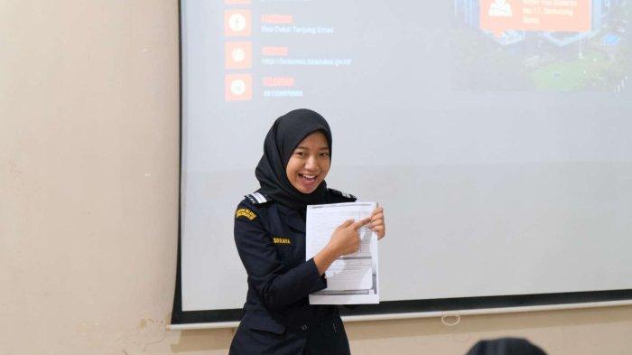 Bea Cukai Tanjung Emas, Kanwil Bea Cukai Jawa Tengah dan D.I. Yogyakarta dan Bea Cukai Semarang sosialisasikan ketentuan barang kiriman, barang bawaan, dan registrasi IMEI kepada 26 calon Pekerja Migran Indonesia yang akan berangkat ke luar negeri di Balai Pelayanan Pelindungan Pekerja Migran Indonesia (BP3MI) Jawa Tengah, Kamis (12/10/23).