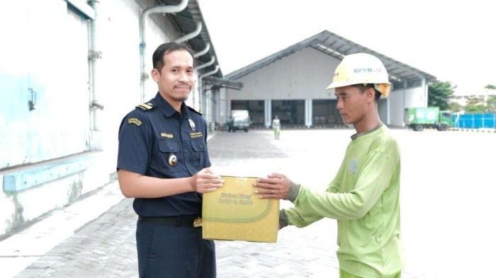 Bea Cukai Tanjung Emas menyalurkan bantuan sosial kepada mitra Bea Cukai, Jumat (5/4/2024).