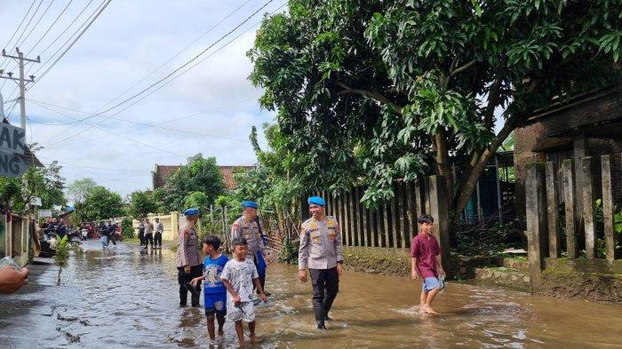 Personel Bidpropam Polda Jawa Tengah saat turun ke lokasi banjir di Desa Dorang, Kecamatan Nalumsari, Jepara.