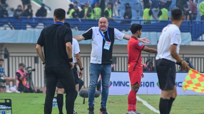 Ekpresi pelatih Persib Bandung Bojan Hodak saat melakukan protes kepada asisten wasit dalam pertandingan pekan keenam Liga 1 2024-2025 antara Persib Bandung vs Persija Jakarta, Senin (23/9/2024) di Stadion Si Jalak Harupat, Soreang, Kabupaten Bandung.