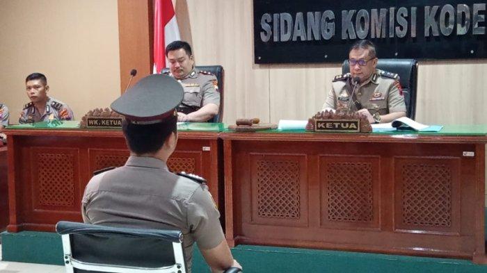 SIDANG ETIK - Brigadir Ade Kurniawan pelaku pembunuhan bayi mengikuti sidang etik di Polda Jateng, Kota Semarang, Kamis (10/4/2025).