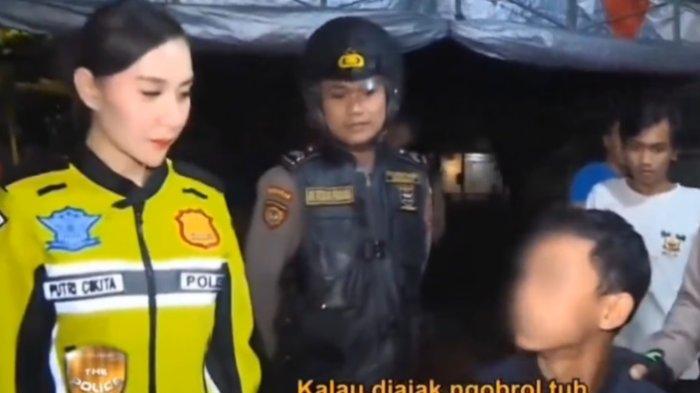 Brigadir Putri Sirty Cikita dijuluki Duta Sopan Indonesia karena ulahnya meminta warga yang sedang makan untuk berhenti saat diajak bicara.