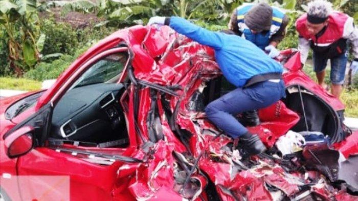 Penampakan Brio merah yang alami kecelakaan dengan truk tak dikenal di ruas tol Banyumanik KM 423, Kelurahan Gedawang, Kecamatan Banyumanik, Kota Semarang, Kamis (14/3/2024). Akibat kejadian ini, dokter muda asal Kabupaten Semarang tewas di lokasi.