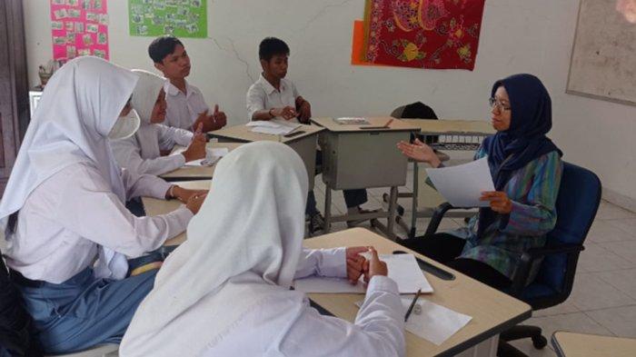 Bu Fenny Ayuningtyas guru tuli di SLB Negeri Salatiga yang inspiratif dan menjadi konten kreator Kemendikburistek