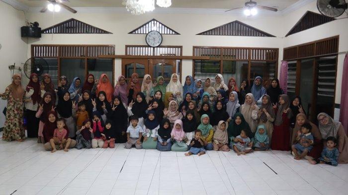 Buka puasa bersama atau bukber di Masjid Hidayatulloh Menoreh Tengah, Semarang, Jawa Tengah, menjadi momen spesial yang mempererat silaturahim antara warga sekitar dan PPM Al Hikmah.