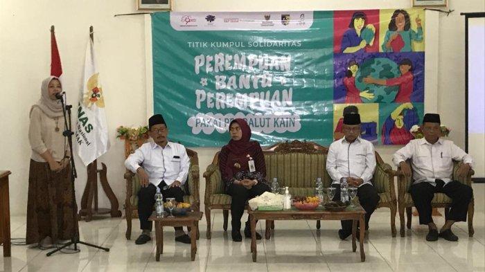 BUPATI DEMAK - Bupati Demak Eisti'anah saat membuka acara kegiatan pemberdayaan perempuan bantu perempuan pakai pembalut kain, dilaksanakan di Aula Baznas Kabupaten Demak, Selasa (11/7/2023).