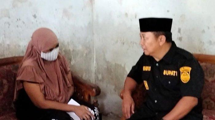 Bupati Jember Hendy Siswanto saat berkunjung ke korban KDRT pada Senin (18/3/2024).