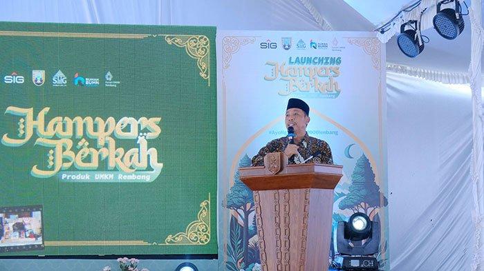 Bupati Rembang, H. Abdul Hafidz memberikan pengarahan dalam agenda Launching Hampers Berkah UMKM Rembang di halaman RB Rembang, Jum’at (8 Maret 2024).