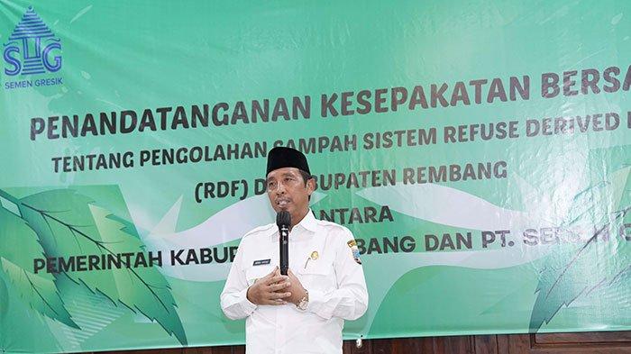 Bupati Rembang, H. Abdul Hafidz, menyampaikan sambutan dalam moment Penandatanganan MOU Perjanjian Kerjasama Pengelolaan Sampah dengan Sistem RDF di Kabupaten Rembang (30/11).